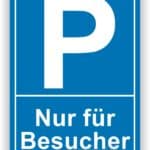 Parkplatzschild für Besucher mit blauer Hintergrundfarbe und weißem „P“.