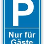 Parkplatzschild für Gäste mit blauer Hintergrundfarbe und weißem P-Symbol.