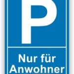 Parkplatzschild für Anwohner mit dem Hinweis "Nur für Anwohner" in blauer Farbe.