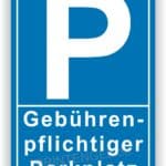 Hinweisschild für gebührenpflichtigen Parkplatz mit großem "P" und dem Text "Gebührenpflichtiger Parkplatz".