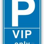 Parkplatzschild für VIPs mit blauer Hintergrundfarbe und weißem Text.