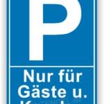 Parkplatzschild mit der Aufschrift "Nur für Gäste u. Kunden" in blauer Farbe.