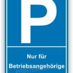 Parkplatzschild mit der Aufschrift "Nur für Betriebsangehörige", blaues Design mit einem großen weißen "P" für Parken.