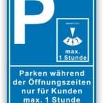 Parkhinweisschild mit der Aufschrift "P" und Informationen über Parkmöglichkeiten, die nur während der Öffnungszeiten für Kunden erlaubt sind, mit einer maximalen Parkdauer von 1 Stunde.