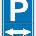 Parkplatzschild mit einem großen "P" und Pfeilen nach links und rechts, das auf verfügbare Parkmöglichkeiten hinweist.