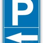 Parkplatzschild mit dem Buchstaben "P" und einem Pfeil nach links auf blauem Hintergrund, Hinweis auf Parkmöglichkeiten.