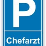 Parkplatzschild für den Chefarzt mit blauer Hintergrundfarbe und dem Buchstaben P.