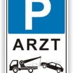 Parkplatzschild für Ärzte mit P-Symbol und Abschleppwagen-Icon.