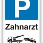 Parkplatzschild für Zahnarztpraxis mit P-Symbol und Abschleppdienst-Icon.