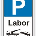 Parkplatzschild für ein Labor mit Piktogramm eines Abschleppwagens und einem Auto.