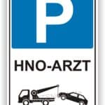 Parkplatzschild für HNO-Arztpraxis mit P-Symbol und Abschleppwagen-Illustration.
