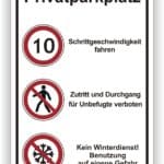 Privatparkplatz Schild mit Hinweisen Kein Winterdienst Schrittgeschwindigkeit Durchgang verboten