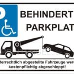 Hinweisschild für Behindertenparkplatz mit Symbol für barrierefreies Parken und Hinweis auf Abschleppmaßnahmen bei widerrechtlichem Parken.