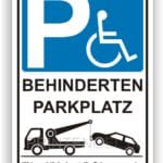Hinweisschild für Behindertenparkplätze mit Symbol für Menschen mit Behinderung und Informationen über das Abschleppen widerrechtlich geparkter Fahrzeuge.