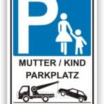 Parkplatzschild für Mutter und Kind mit Hinweis auf Abschleppdienst für falsch parkende Fahrzeuge.