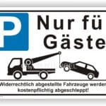 Parkplatzschild für Gäste mit Hinweis auf Abschleppmaßnahmen für falsch parkende Fahrzeuge.