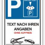 Parkplatzschild mit der Aufschrift "Text nach Ihren Angaben ohne Aufpreis", ergänzt durch Symbole für Parkmöglichkeiten und Abschleppdienste.