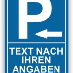 Parkplatzschild mit dem Buchstaben P und einem Pfeil nach links, zusätzlich mit dem Hinweis "Text nach Ihren Angaben".