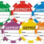 Bunte Prüfaufkleber mit dem Schriftzug "GEPRÜFT", Platz für Name und Datum, in verschiedenen Farben: grün, rot, blau, gelb, orange, lila und braun. Ideal für die Kennzeichnung von überprüften Dokumenten oder Materialien.