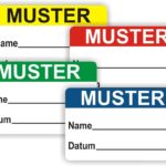 Bunte Mustertags mit Platz für Name und Datum in verschiedenen Farben (gelb, rot, grün, blau) zur Verwendung in Organisation und Beschriftung.