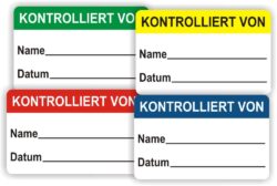Das Bild zeigt ein rechteckiges Etikett mit abgerundeten Ecken. Design & Layout: Der obere Bereich ist blau hinterlegt und enthält den weißen, fettgedruckten Text „KONTROLLIERT VON“. Darunter befindet sich ein großer weißer Bereich mit zwei beschrifteten Linien: „Name“ mit einer Linie zum Eintragen des Namens. „Datum“ mit einer Linie zum Eintragen des Datums. Verwendungszweck: Dieses Etikett wird für Qualitätskontrollen oder Prüfprozesse verwendet, um dokumentieren zu können, wer eine Prüfung durchgeführt hat und wann diese erfolgt ist.