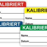 Kalibrierungslabel in verschiedenen Farben (rot, blau, gelb, grün) mit Platz für Name und Datum. Ideal für die Kennzeichnung kalibrierter Geräte in Laboren und Industrie.