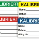 Kalibrierungsaufkleber in verschiedenen Farben mit Platz für Name, Datum und Gültigkeitsdatum. Ideal für die Kennzeichnung kalibrierter Geräte und Instrumente in Laboren und technischen Anwendungen.