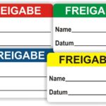 Verschiedene Freigabekarten in Rot, Grün, Blau und Gelb mit Platz für Name und Datum. Ideal für Veranstaltungen, Sicherheitskontrollen oder Identifikation.