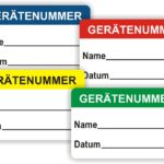 Mehrere farbige Etiketten zur Kennzeichnung von Geräten mit Platz für Gerätenummer, Name und Datum. Die Etiketten sind in Blau, Rot, Gelb und Grün und eignen sich ideal für die Organisation und Identifikation von Geräten in verschiedenen Anwendungen.