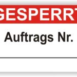 Schild mit dem Aufdruck "GESPERRT" und dem Text "Auftrags Nr." zur Kennzeichnung gesperrter Bereiche oder Aufträge.