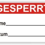 Schild mit der Aufschrift "GESPERRT", Platz für Name und Datum, verwendet zur Kennzeichnung gesperrter Bereiche oder Objekte.