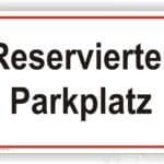 Schild mit der Aufschrift "Reservierter Parkplatz" für die Kennzeichnung eines speziellen Parkplatzes.