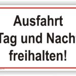 Ausfahrt Tag und Nacht freihalten Schild