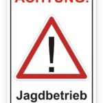 Achtungsschild für Jagdbetrieb mit Warnsymbol und Hinweis auf besondere Vorsicht.