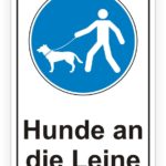 Hinweiszeichen für Hundebesitzer, das das Anleinen von Hunden vorschreibt. Das Schild zeigt einen Mensch, der einen Hund an der Leine führt, auf blauem Hintergrund.
