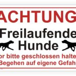 Achtungsschild für Freilaufende Hunde, mit Hinweis, dass Türen geschlossen gehalten werden sollen. Warnung vor möglichen Gefahren durch herumlaufende Hunde.
