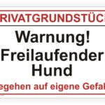 Warnschild auf Privatgrundstück mit der Aufschrift "Warnung! Freilaufender Hund. Gehen Sie auf eigene Gefahr."