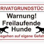 Warnschild für Privatgrundstück mit Hinweis auf freilaufende Hunde, Sicherheitshinweis für Passanten.