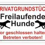 Schild mit der Aufschrift "Privatgrundstück - Freilaufende Hunde, Tor geschlossen halten, Betreten verboten" zur Warnung vor Hunden auf einem privaten Grundstück.