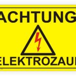 Warnschild "Achtung Elektrozaun" mit einem gelben Hintergrund und einem Warnsymbol für elektrische Gefahren.