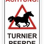 Achtungsschild für Turnierpferde mit Warnsymbol und Hinweis auf mögliche Pferdebewegungen.