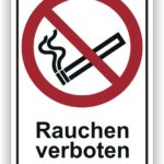 Schild mit der Aufschrift "Rauchen verboten" in einem roten Kreis mit durchgestrichenem Zigaretten-Symbol, das auf das Rauchverbot hinweist.