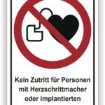 Schild mit Verbotssymbol, das den Zutritt für Personen mit Herzschrittmachern oder implantierten Defibrillatoren untersagt.