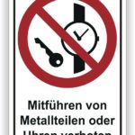 Schild mit dem Hinweis, dass das Mitführen von Metallteilen oder Uhren verboten ist. Symbolisiert durch ein rotes Verbotssymbol über einer Uhr und einem Schlüssel.