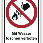 Schild mit der Aufschrift "Mit Wasser löschen verboten" und einem Symbol, das das Löschen eines Feuers mit Wasser zeigt, durch ein rotes Verbotssymbol gekennzeichnet.