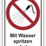 Hinweiszeichen mit der Aufschrift "Mit Wasser spritzen verboten", das eine durchgestrichene Spritzpistole zeigt, um auf das Verbot von Wasserspritzen hinzuweisen.