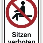 Schild mit der Aufschrift "Sitzen verboten" und einem Piktogramm einer sitzenden Person, das das Sitzen an diesem Ort untersagt.