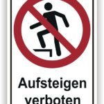 Schild mit dem Hinweis "Aufsteigen verboten", das eine Person zeigt, die eine Stufe erklimmen möchte, um Sicherheitshinweise zu verdeutlichen.