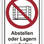 Schild mit der Aufschrift „Abstellen oder Lagern verboten“ und einem durchgestrichenen Lagerregal, das auf das Verbot hinweist.