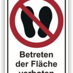 Schild mit dem Hinweis "Betreten der Fläche verboten" und einem Symbol von Fußabdrücken, das ein Betretungsverbot signalisiert.
